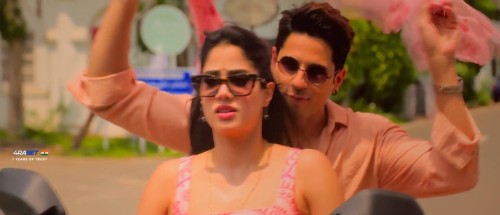 Param-Sundari-2025-Hindi-www.9kmovies.rip-1080p-HDTC.mkv_snapshot_00.47.36.730.jpg