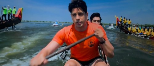 Param-Sundari-2025-Hindi-www.9kmovies.rip-1080p-HDTC.mkv_snapshot_01.54.26.573.jpg