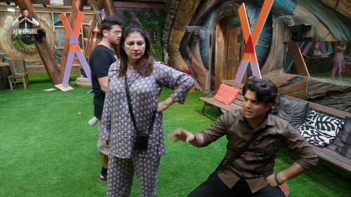Bigg-Boss-Season-19-2025-EP06-www.moviespapa.vu-Hindi-JioHotStar-Series-1080p.mkv_snapshot_00.08.16.000.jpg