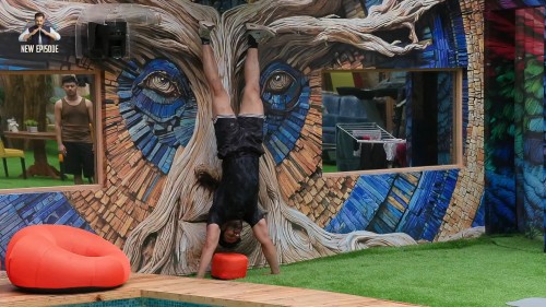 Bigg-Boss-Season-19-2025-www.moviespapa.casa-EP23-Hindi-JioHotStar-Series-1080p.mkv_snapshot_00.06.46.000.jpg