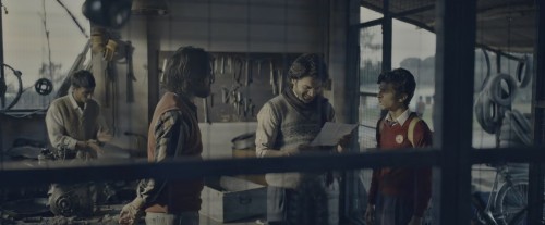 Guns--Gulaabs-2023-www.moviespapa.com-Hindi-ORG-AAC-5.1-NF-Web-Series-1080p-HDRip-5.5GB.mkv_snapshot_00.28.33.000.jpg