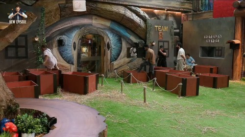 Bigg-Boss-Season-19-2025-EP26-Hindi-JioHotStar-Series-1080p.mkv_snapshot_00.08.16.000.jpg